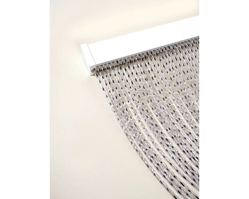 Decoratieve gordijnen met zilveren accenten en witte ophanging