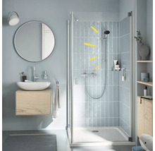 Badkamer met douche, wastafel en spiegel