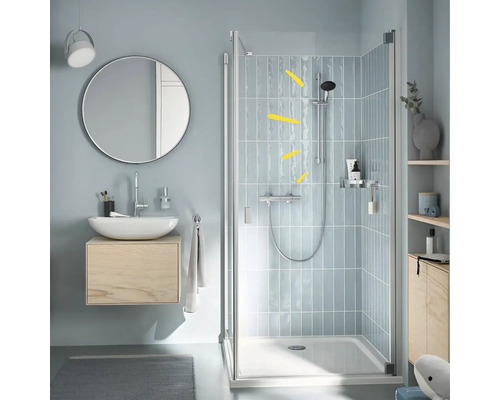 Badkamer met douche, wastafel en spiegel