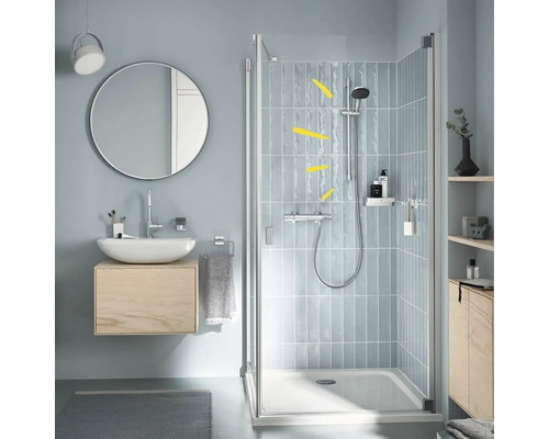 Badkamer met douche, wastafel, spiegel en plank