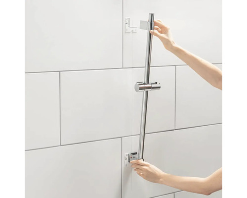 Installatie van een douchestang in de badkamer met tegels.