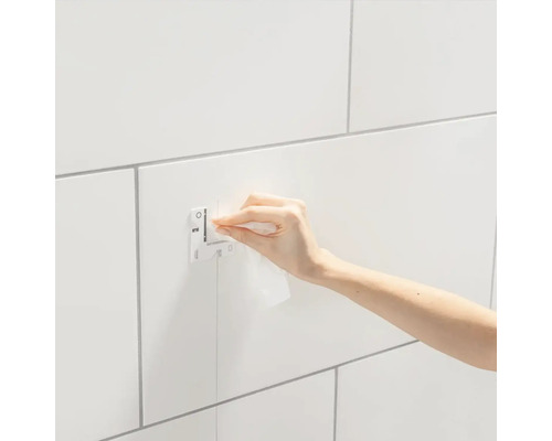 Installatie van een tegelnivelleringssysteem wig op de muur