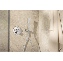 Douchearmatuur met handdouche op betegelde wand