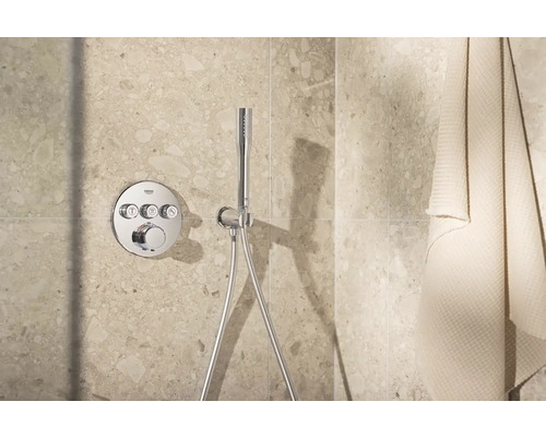 Douchearmatuur met handdouche op betegelde wand