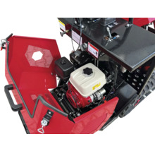Detail van een motorfrees met open klep en zichtbare motor