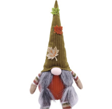 Decoratief herfstfiguur kabouter met corduroy hoed en esdoornbladeren