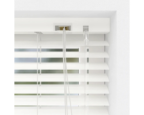 Close-up van een witte jaloezie met koorden voor een raam