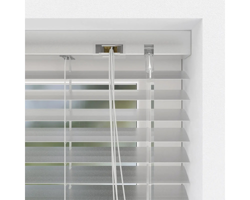 Detailweergave van een witte jaloezie voor het raam