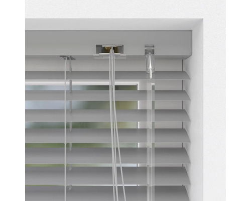 Detailweergave van een grijze jaloezie op een raam