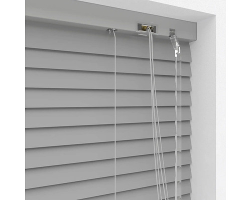 Grijze jaloezie aan het venster met bedieningskoord