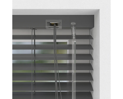 Detailaanzicht van een horizontale jaloezie op het raam met bedieningsmechanisme