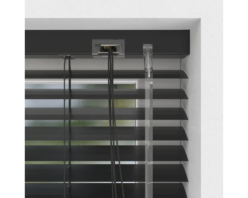 Close-up van een zwarte jaloezie voor een raam.