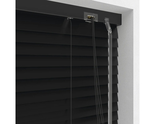 Detailopname van een zwarte jaloezie met bedieningsmechanisme