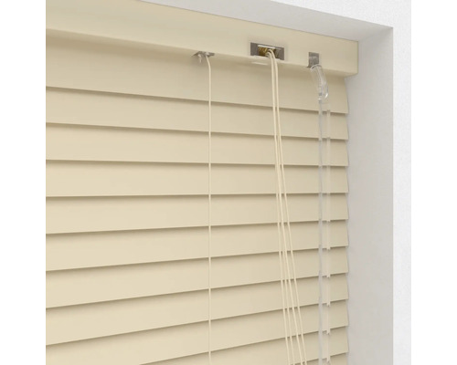 Gesloten jaloezie bij het raam