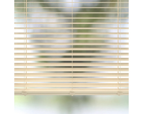 Horizontale jaloezie voor een raam om de lichtinval te regelen.