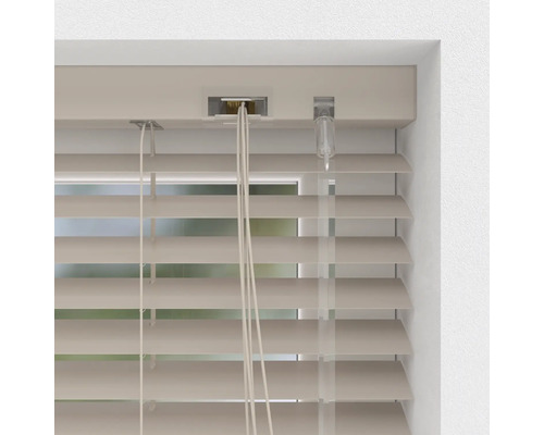 Detailopname van een horizontale jaloezie op het raam