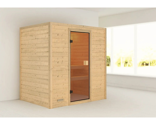 Houten sauna met glazen deur in een heldere ruimte