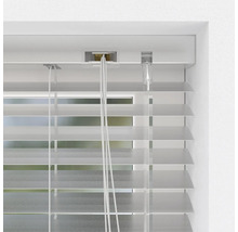 Detailopname van een witte jaloezie voor raambekleding en lichtregulering