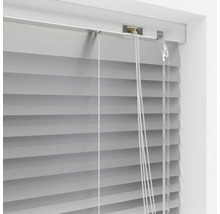 Horizontale jaloezie met optrekkoorden voor lichtregeling bij het raam