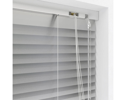 Horizontale jaloezie met optrekkoorden voor lichtregeling bij het raam