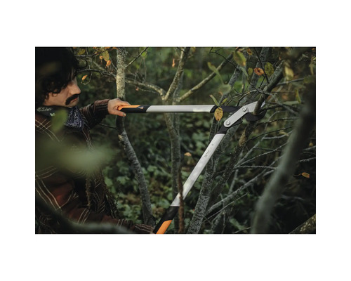 Een persoon gebruikt een takkenschaar om takken te snoeien.