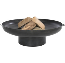 Stalen vuurschaal met blokken hout