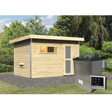 Tuin met houten sauna en saunakachel