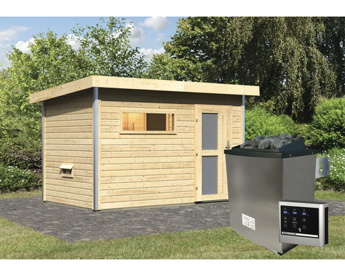 Tuin met houten sauna en saunakachel