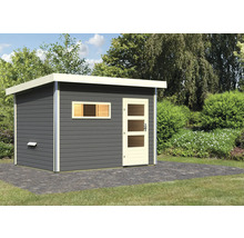 Houten tuinhuis met raam en deur in de buitenruimte
