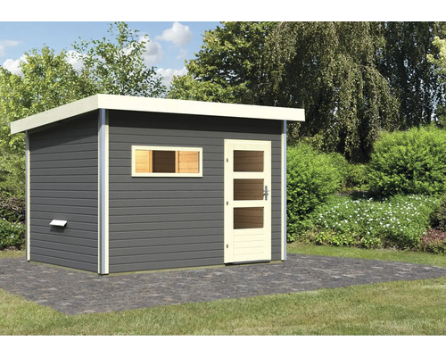 Houten tuinhuis met raam en deur in de buitenruimte