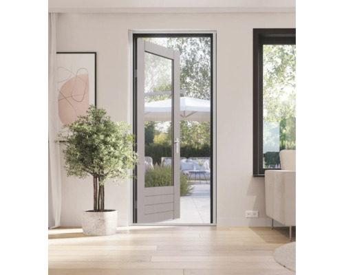 Vliegendeur in een lichte woonkamer met uitzicht op het terras