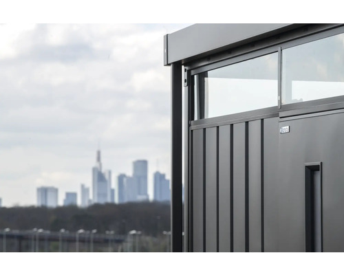 Detailaanzicht van een tuinhuis met schuifraam en wandelementen