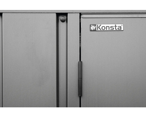 Detailopname van een grijze metalen kast met Konsta logo