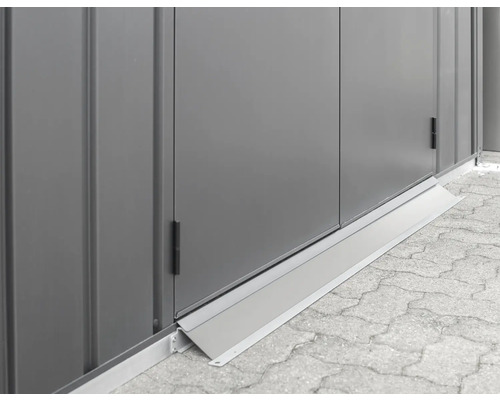 Detailweergave van een metalen tuinkast met hellingbaan voor gemakkelijke toegang.