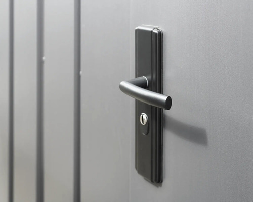 Metalen deur met deurklink en slot