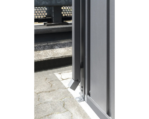 Detailopname van een grijs metalen hek met regenafvoer