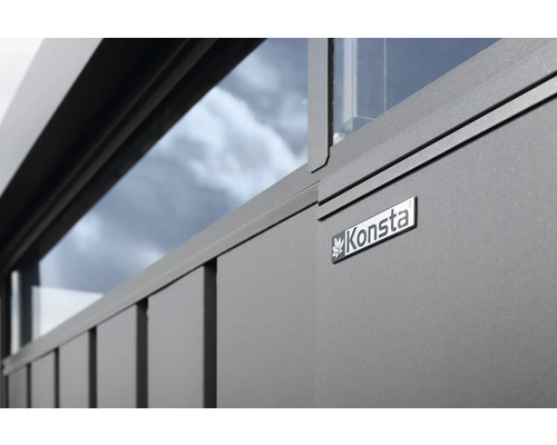 Detailopname van een serre met Konsta logo