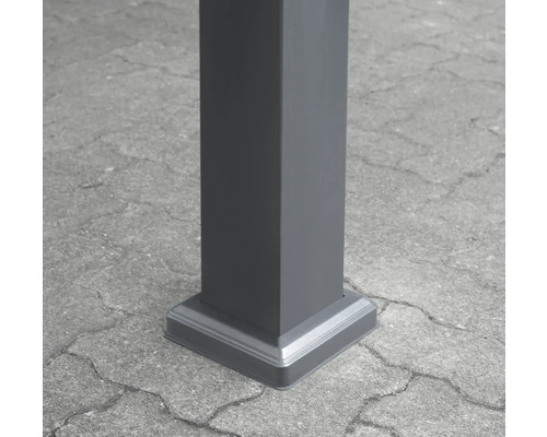 Detailopname van een paal met voetbevestiging.