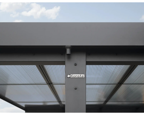 Detailopname van een tuinpaviljoen met polycarbonaat dak en Konsta logo.