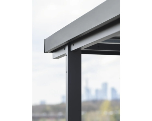 Detailopname van een terrasoverkapping van aluminium met kolommen en frame