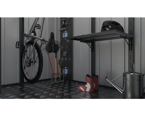 Georganiseerde gereedschapsschuur met fiets, gereedschap, plank en laarzen