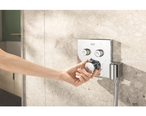 Hand bedient Grohe douchearmatuur aan de muur