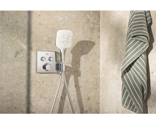 Foto van een badkamer met een Grohe douchearmatuur en een handdoek