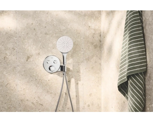 Opbouw douchearmatuur met handdouche aan de muur gemonteerd