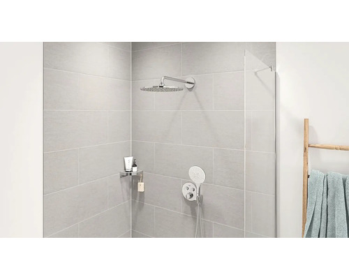 Moderne doucheruimte met regendouche, handdouche en opbergplank voor badkameraccessoires.