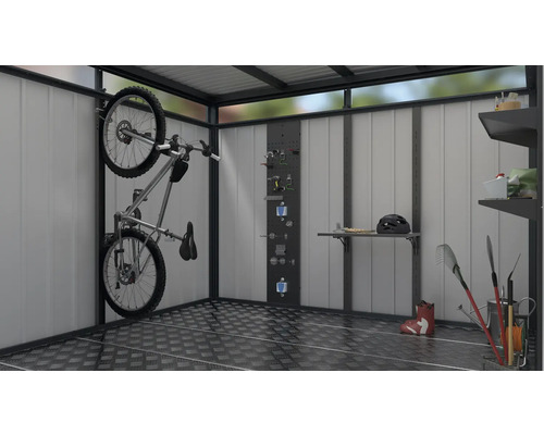 Interieur van een tuinhuis met fietsophangsysteem, gereedschapswand en schappen.