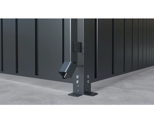 Gedetailleerd aanzicht van een metalen hek met grondbevestiging