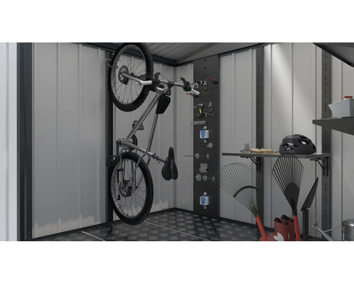 Fiets en tuingereedschap in een opbergtuinhuis