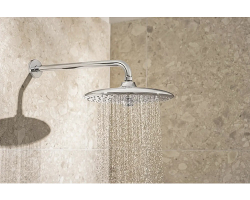 Regendouche met waterstraal aan de wand gemonteerd.