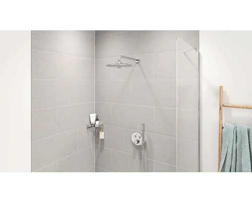 Douchecabine met regendouche, kraan, plank en handdoekladder
